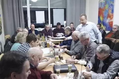 Die FDP hat ihre Liste am Donnerstag in der Contwiger VT-Gaststätte aufgestellt.  Foto: Moschel 