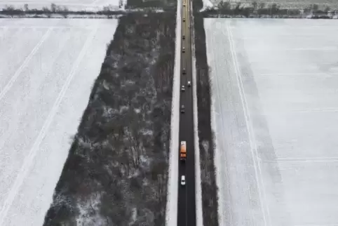 Schnee und Glätte machen Autofahrern im Frühjahr 2019 zu schaffen.  Foto: Christophe Gateau/dpa 
