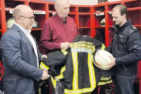 Ein Blick in die Umkleide: Rudolf Jacob, Bürgermeister der Verbandsgemeinde Winnweiler, Ortsbürgermeister Christoph Stumpf und W