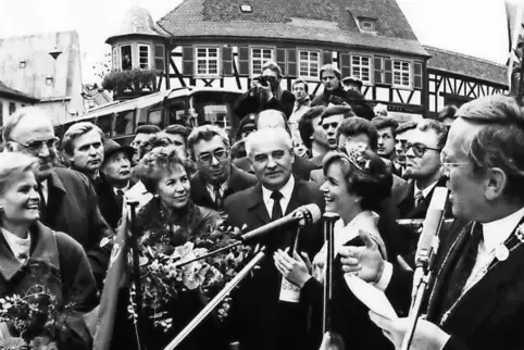 10. November 1990: Stefan Gillich (rechts) mit Michail und Raissa Gorbatschow (Mitte) sowie Helmut und Hannelore Kohl (links)