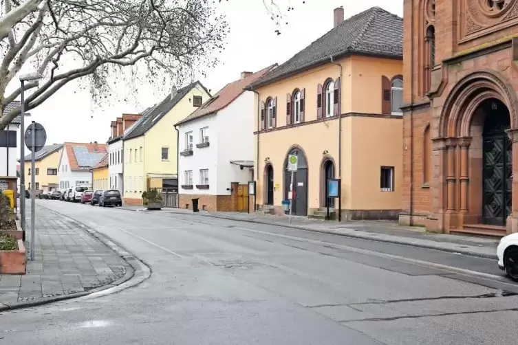 Nach Auffassung der Fraktionen ein gefährliches Pflaster: dieser Abschnitt der Frankenthaler Straße zwischen Kirche und Grundsch