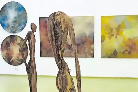 Unterschiedliche „Positionen“: Holzskulpturen von Mark Blunck vor „Himmelsbildern“ von Christine Schön.