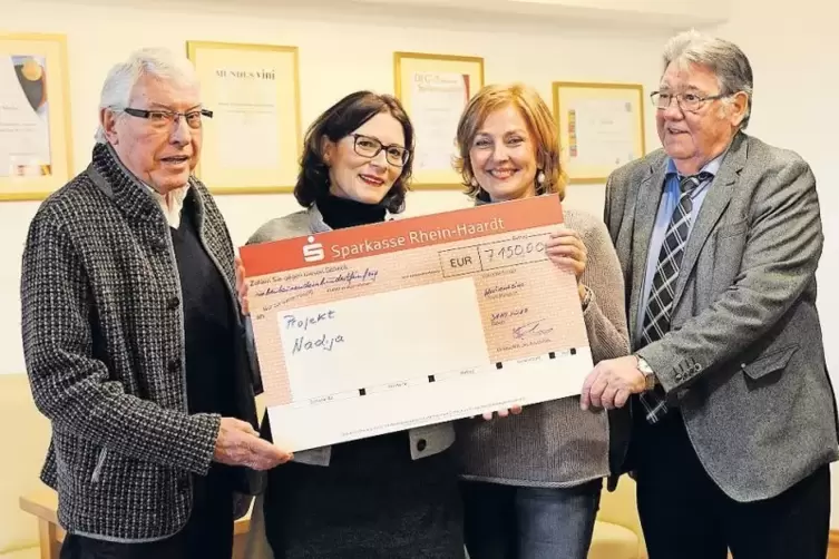 Rekordsumme überreicht (v. l.): Manfred Aernecke, Sektkellerei-Geschäftsführerin Heike Kuhly, Petra Zaczkiewicz und Klaus Huter.