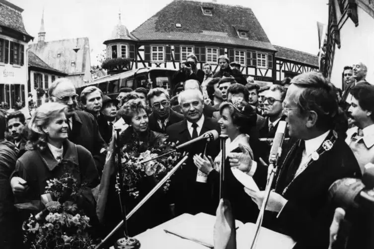 10. November 1990: Stefan Gillich (rechts) mit Michail und Raissa Gorbatschow (Mitte) sowie Helmut und Hannelore Kohl (links). F