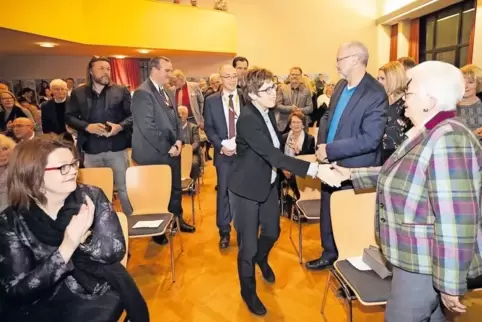 Annegret Kramp-Karrenbauer war gestern Abend Gast beim CDU-Neujahrsempfang in Kaiserslautern. Hier begrüßt sie die Kaiserslauter