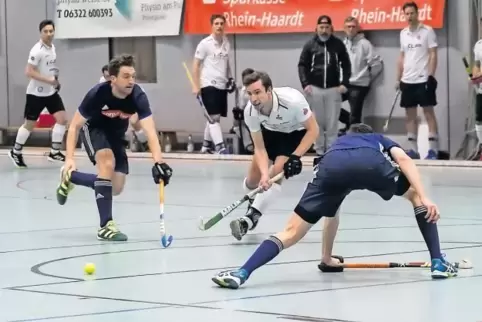 Kurz vorm 2:0: Zwei Tore von Jonathan Strauß (weißes Trikot, Mitte) halfen dem DHC nicht.