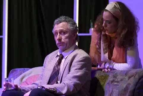 Witwer Alexander (Klaus Beckerle) soll potenzielle Herzensdamen testen. Foto: Bolte 