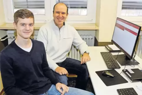 Stolz auf seine App: Nils Scheuermann mit seinem Informatik-Lehrer Martin Sohn.