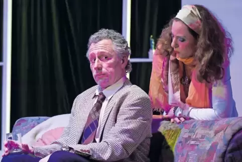 Witwer Alexander Carrington (Klaus Beckerle) soll potenzielle Herzensdamen testen.
