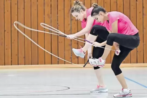 Platz eins im Rope-Skipping Pair Freestyle: Alisa Kirsch und Lara Lothschütz vom TV Waldmohr.