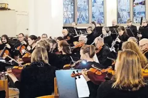 Gelungener Auftritt, besonders bei Schumanns 4. Sinfonie: das Neustadter Sinfonieorchester unter Leitung von Jürgen Weisser.