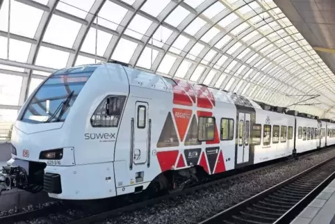 Der Regional-Express, der alle zwei Stunden von Mannheim über Ludwigshafen Mitte (Foto) und Frankenthal nach Mainz fährt, bietet