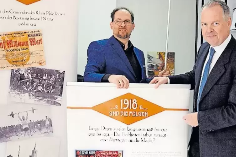 Sebastian Arnold (rechts) und Markus Bock mit Info-Tafeln.