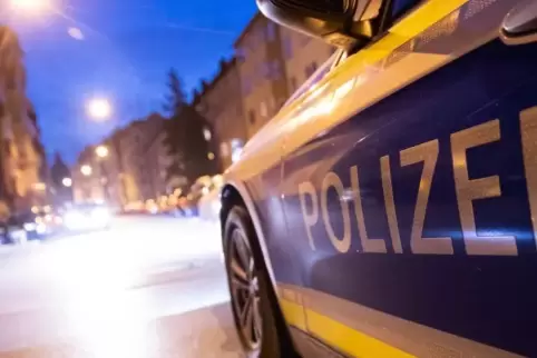 Die Beamten konnten den Mann unter Verwendung von Pfefferspray überwältigen.  Symbolfoto: dpa