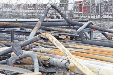 Eine Trümmerlandschaft: beschädigte Leitungen nach der Explosion im Nordhafen der BASF.