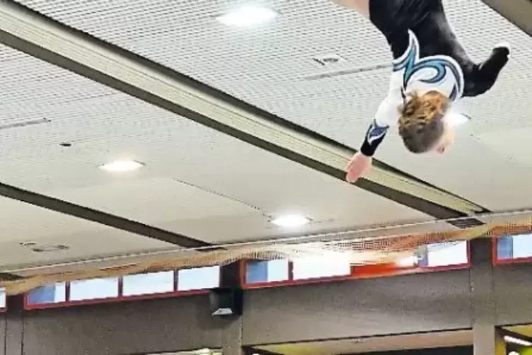 Nur Fliegen ist schöner: Annika Schulz von der TSG Neustadt auf dem Trampolin.