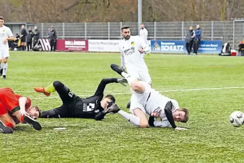 Überstürzt: Rami Zein (stehend) schiebt zum 2:0 ein, rechts Moritz Stock