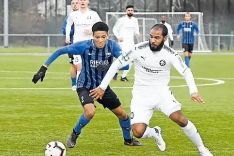 Gleichschritt: Nathaniel Esslinger (links) vom FC Speyer 09 gegen Nelson Nsowah.