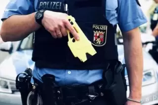 Der Mann gab laut Polizei erst Ruhe, als die Beamten mit dem Taser drohten. Foto: Polizei 