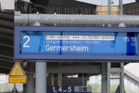 Auf der Straße in Richtung Baden fließt der Verkehr – langsam, aber er fließt. Stillstand hingegen auf der Schiene. In Maximilia