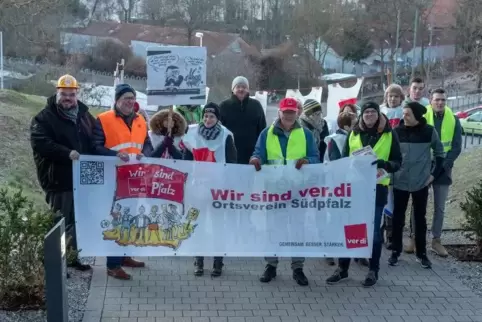 Mitarbeiter von Uni und Studierendenwerk belagern die große Treppe auf dem Campus in Landau.  Foto: van