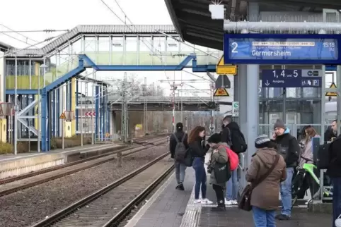 Nicht alle kommen. Zugausfälle bei der Stadtbahn in Wörth. ArchivFoto: Iversen 
