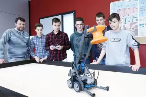 Die Roboter-AG der Mannlich-Realschule mit ihrem Lehrer Marc Sadowski (links): Niels Post, Dennis Sylejmani, Jonathan Dingler, L