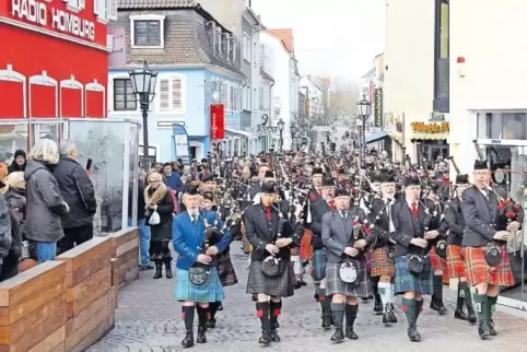 Vor zwei Jahren zogen die Dudelsackspieler auch schon bei einer Parade durch die Homburger Innenstadt.