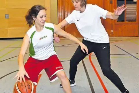 Größenunterschied: Rockenhausens Sarah Stein (links) gegen SG-Spielführerin Simone Scheuermann.