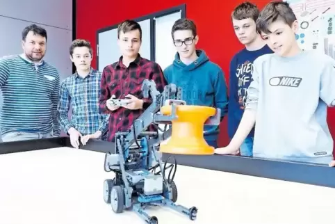 Begeistern sich für Technik und Programmieren: Lehrer Marc Sadowski (von links) mit seinen Schülern Niels Post, Dennis Sylejmani