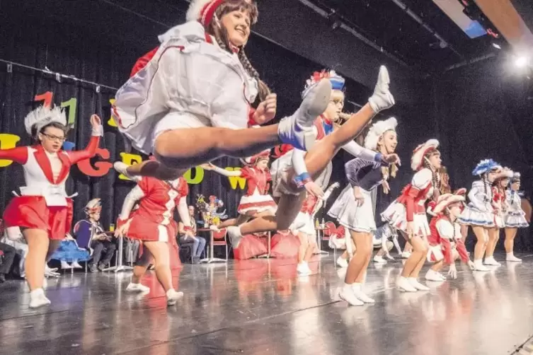Da fliegen die Röckchen der Tanzmariechen: Der Nachwuchs von 14 Vereinen aus der gesamten Region hat für das Wefa-Tanzprojekt tr