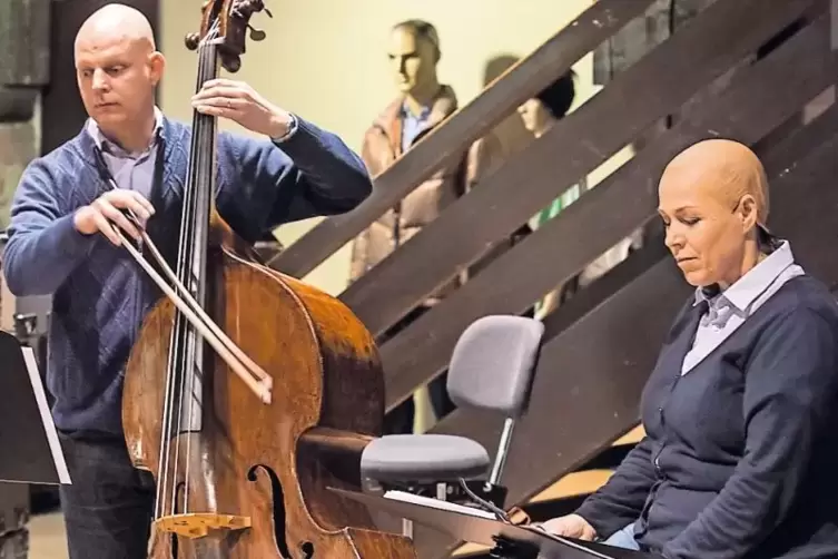 Süskinds Kammerstück mit Streichinstrument: Eine Lesung aus „Der Kontrabass“ präsentierten Tobie Bastian (links) und Barbara See