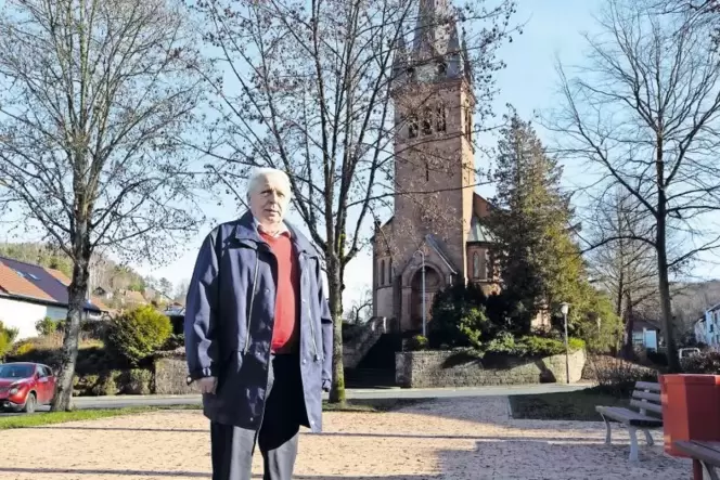Eines der im vergangenen Jahr abgeschlossenen Projekte in Erlenbach zeigt Ortsvorsteher Fritz Henrich: die neugestaltete Grünanl