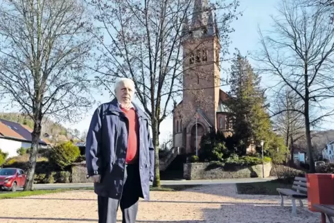Eines der im vergangenen Jahr abgeschlossenen Projekte in Erlenbach zeigt Ortsvorsteher Fritz Henrich: die neugestaltete Grünanl