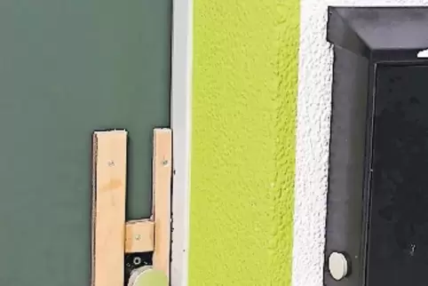 Mit roher Gewalt haben die Täter eine Tür aufgebrochen.