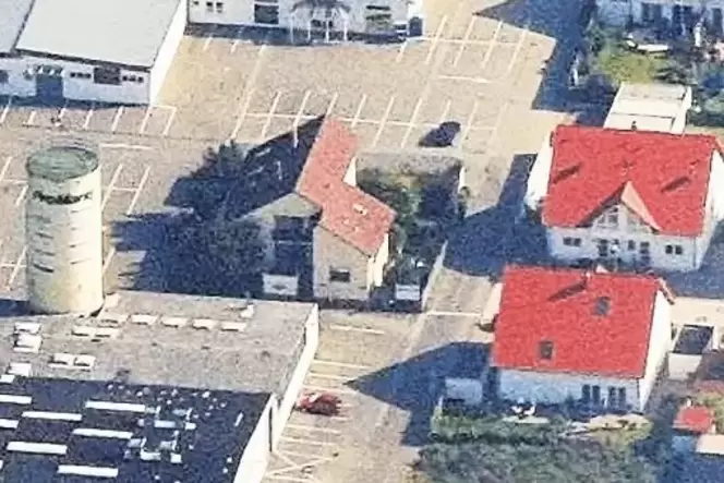 Blick auf das Gelände an der Wormser Landstraße in Speyer. Links von der Zufahrt soll gebaut werden.