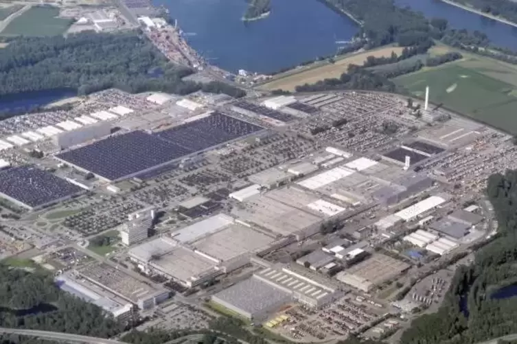 Daimler Lkw-Montagewerk Wörth am Rhein: Stammbelegschaft leicht reduziert, aber mehr Leiharbeiter eingestellt. Foto: Daimler