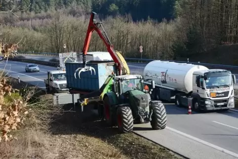 Wegen Arbeiten am Gehölz an der B 10 zwischen Waldfriedhof und Haseneck kommt es zu Verkehrsbehinderungen. Foto: Seebald