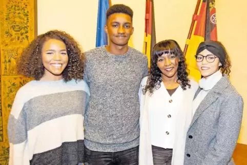 Ein besonderer Tag im Casimirschloss: Aida Kidane und ihre drei Kinder werden eingebürgert. Von links Aijanna, Junior Clarence, 