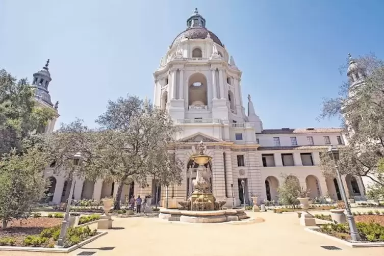 Das etwas andere Rathaus: Den Vergleich mit dem Betonklotz im Herzen Ludwigshafens muss Pasadenas City Hall nicht scheuen.