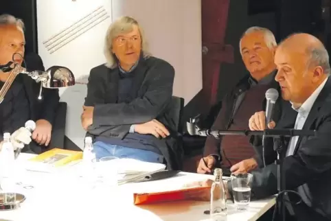 Hugo-Ball-Experten diskutieren (v. li.): Eckhard Faul, Bernd Wacker, Ernst Teubner und Michael Braun.
