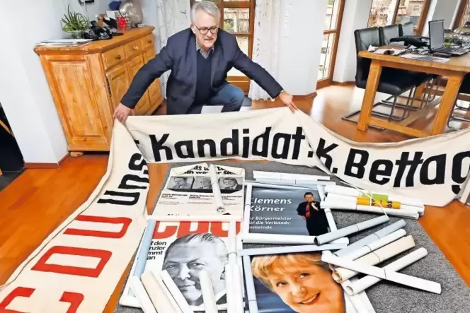 Von Körner bis Kiesinger: Peter Eberhard mit einer Auswahl der Plakate, die Franz Leibig gesammelt hat.