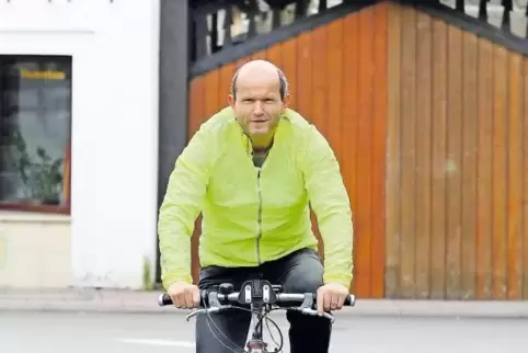 Ralf Stöhr radelt einfach rund 30 Kilometer zu seiner Arbeitsstelle. Ein Raser ist er nicht. Und wenn er dann mal Auto fährt, er
