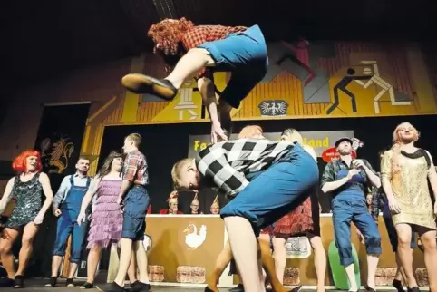 „Wie Bauer Klaus die Liebe fand ...“ stellte das CHN-Männerballett tänzerisch und turnerisch dar.