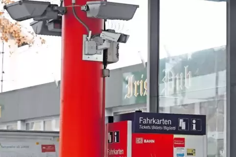 Kameras wie dese an der Säule überwachen auch den Bereich des Bahnhofseingangs.