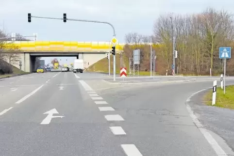 Erst Ende 2019 wird ein dauerhafter Geh- und Radweg für die Amazon-Mitarbeiter zum Gewerbegebiet am Römig eingerichtet.