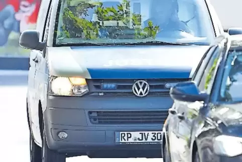 Auf dem Weg ins Gericht: Abdul D. wird im Sommer 2018 zu seinem Prozess um den Mord an Mia in Kandel gebracht.