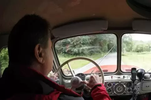 Das Feuerwehrauto – hier mit dem früheren Wehrleiter Markus Schmidt am Steuer – war im Sommer 2018 mit einem Motorschaden liegen