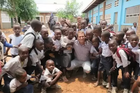 Torsten Braun inmitten der kongolesischen Kinderschar.  Foto: privat