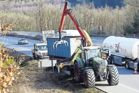 Weil Strauchwerk entlang der B 10 beschnitten wird, kommt es zwischen Waldfriedhof und Husterhöhe zu Verkehrsbehinderungen.